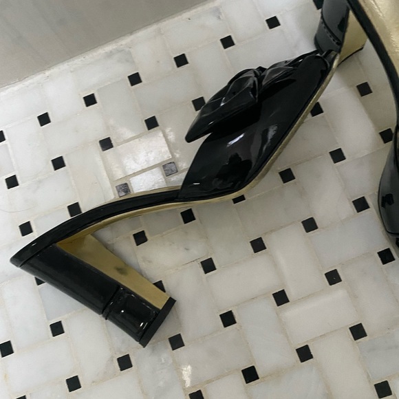 VALENTINO patent bow slides with gold sole and duster bag. - Picture 4 of 15